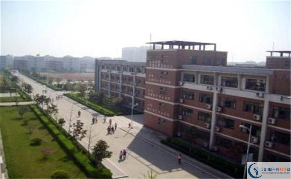 都江堰中學(xué)的學(xué)費(fèi)一期是多少？