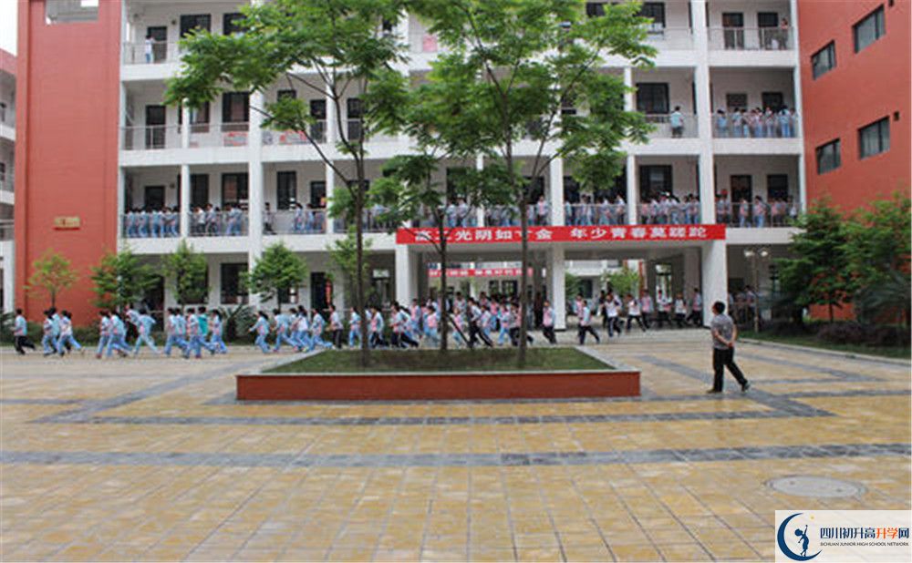 金堂中學(xué)的學(xué)費(fèi)一期是多少？