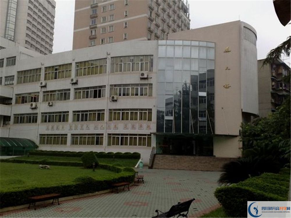 成都市鹽道街中學的分數(shù)線大概是多少？