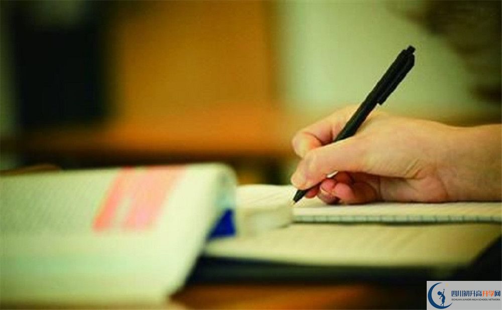 近幾年成都大學附屬中學高中錄取的分數(shù)線是多少？