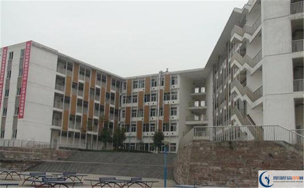2020年成都經(jīng)濟(jì)技術(shù)開(kāi)發(fā)區(qū)實(shí)驗(yàn)中學(xué)高中的分?jǐn)?shù)線是多少？