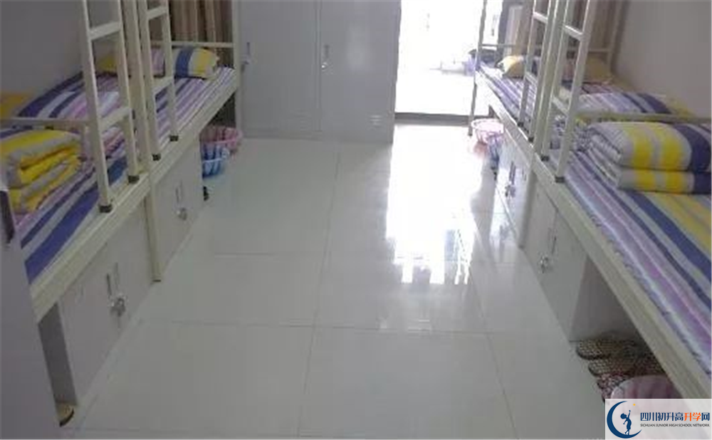 成都市第三中學(xué)住宿費用是多少？