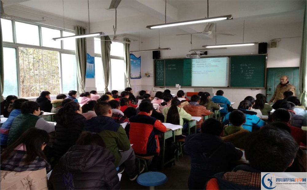 成都市田家炳中學(xué)初升高向外地招生嗎？