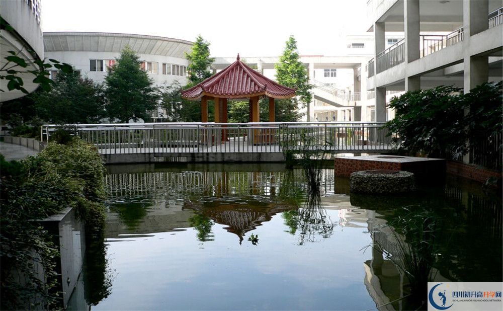 成都市龍泉中學(xué)住宿費(fèi)用是多少？