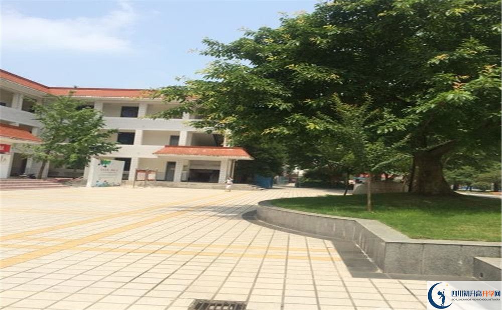 成都市太平中學(xué)2020年外地生學(xué)費(fèi)是多少？