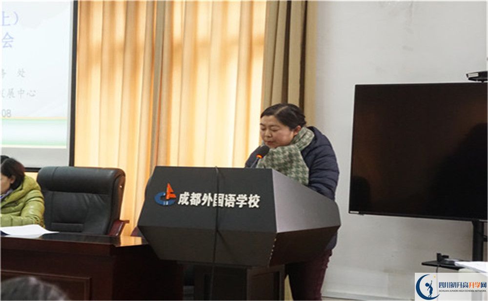 成都外國語學(xué)校是私立還是公立學(xué)校？