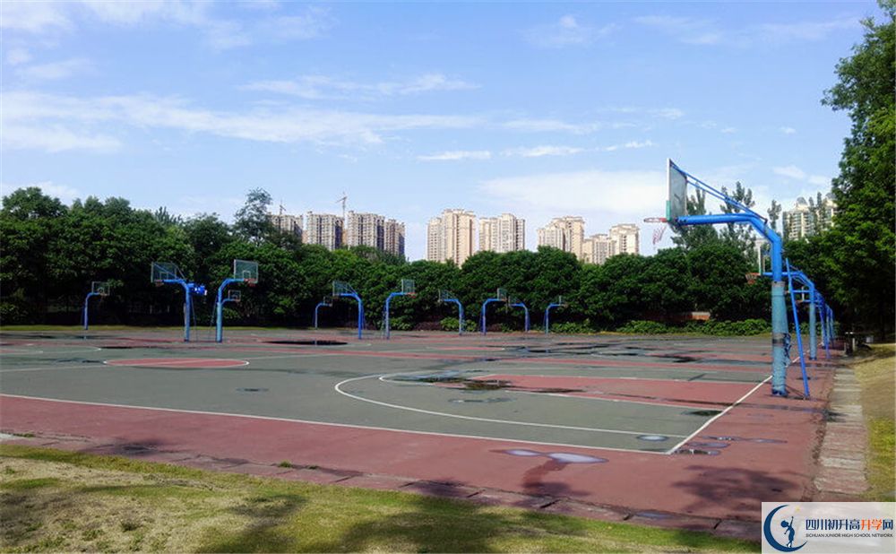 成都實驗外國語學校（西區(qū)）是重點中學嗎？