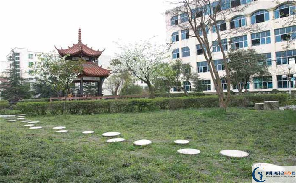 都江堰外國語實驗學(xué)校是私立收費嗎？