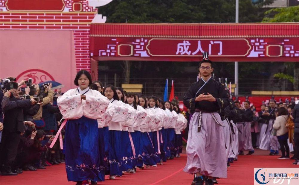成都七中萬達(dá)學(xué)校在校學(xué)生總?cè)藬?shù)是多少？