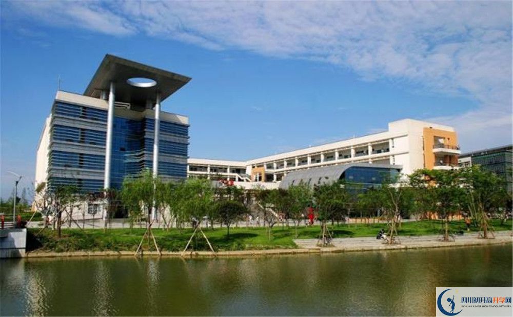西南交通大學(xué)附屬中學(xué)在校學(xué)生總?cè)藬?shù)是多少？