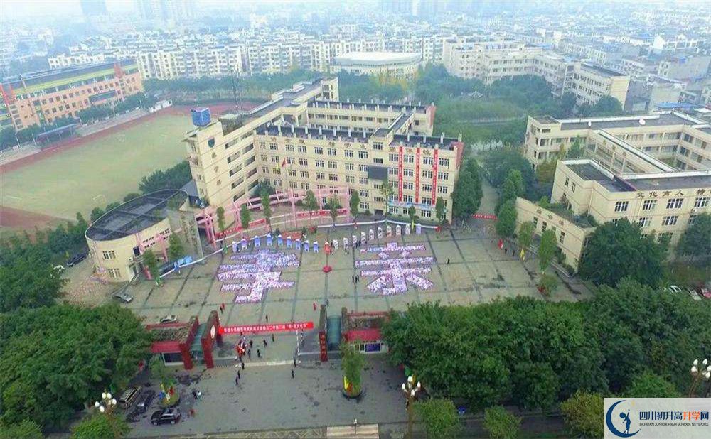溫江二中在校學(xué)生總?cè)藬?shù)是多少？