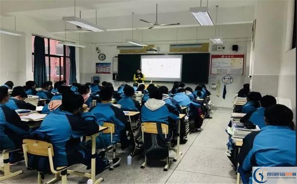 新都一中在校學(xué)生總?cè)藬?shù)是多少？