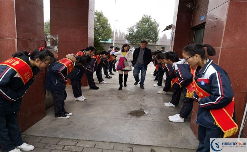 都江堰育才學(xué)校在校學(xué)生總?cè)藬?shù)是多少？