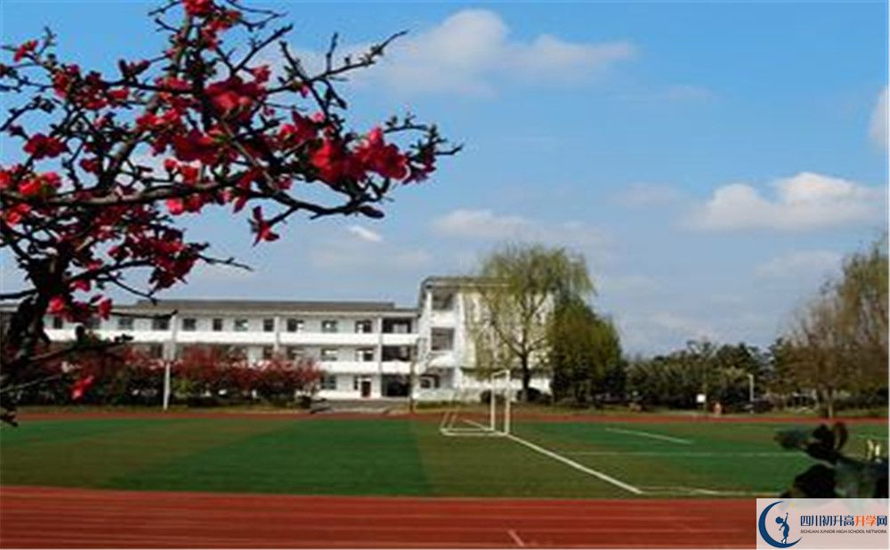 郫縣三中在校學生總人數是多少？