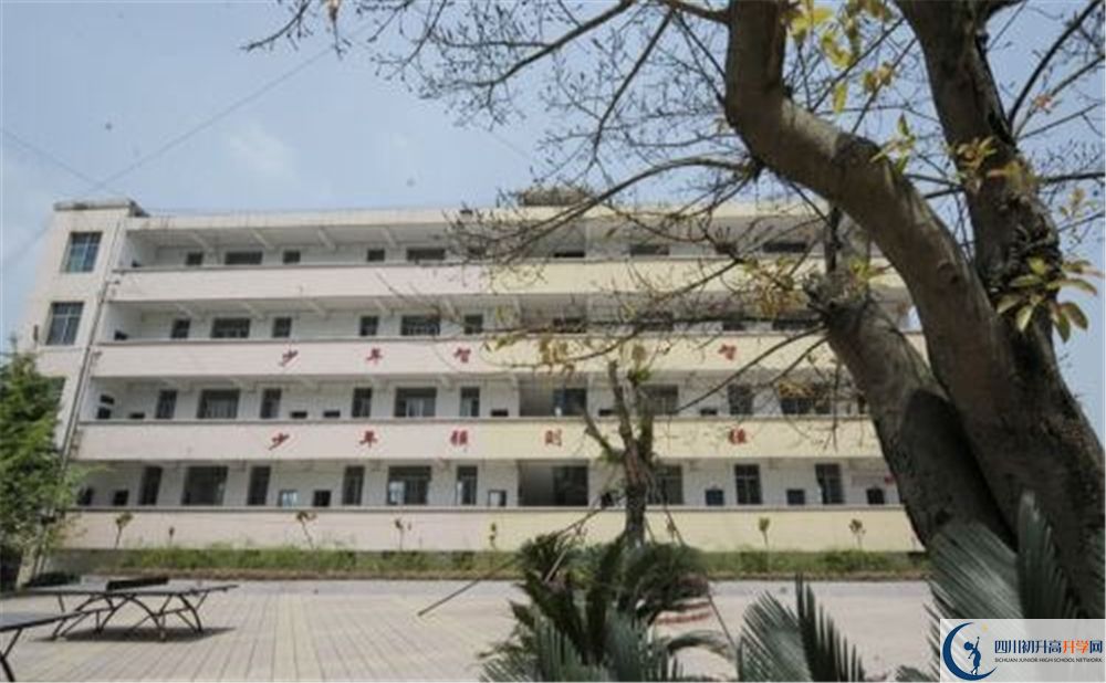 開江縣講治中學(xué)今年的學(xué)費(fèi)怎么收取，是否變化？