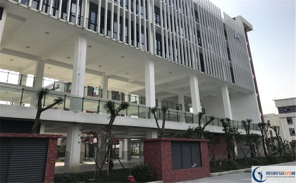 成都市北二外成都附中學(xué)費是多少錢？