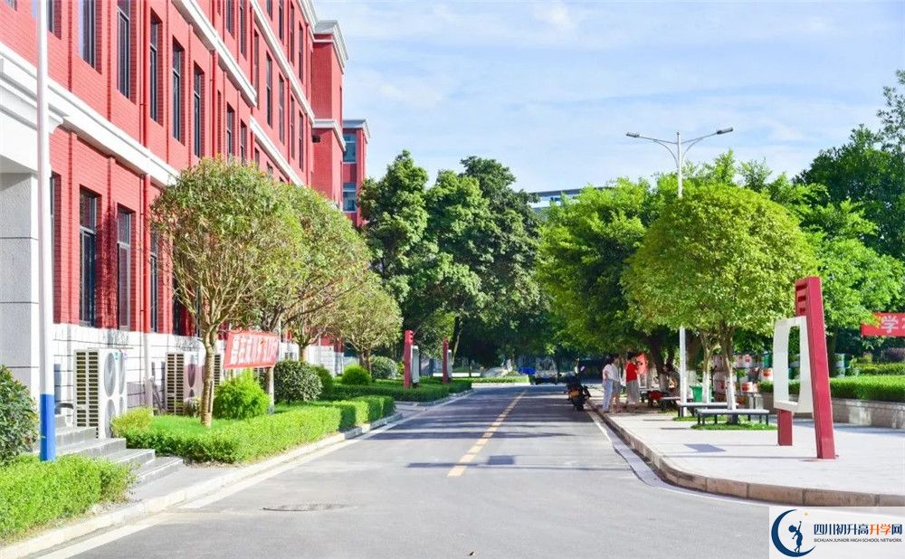 成都市龍泉師大一中2020年學(xué)費(fèi)是多少？